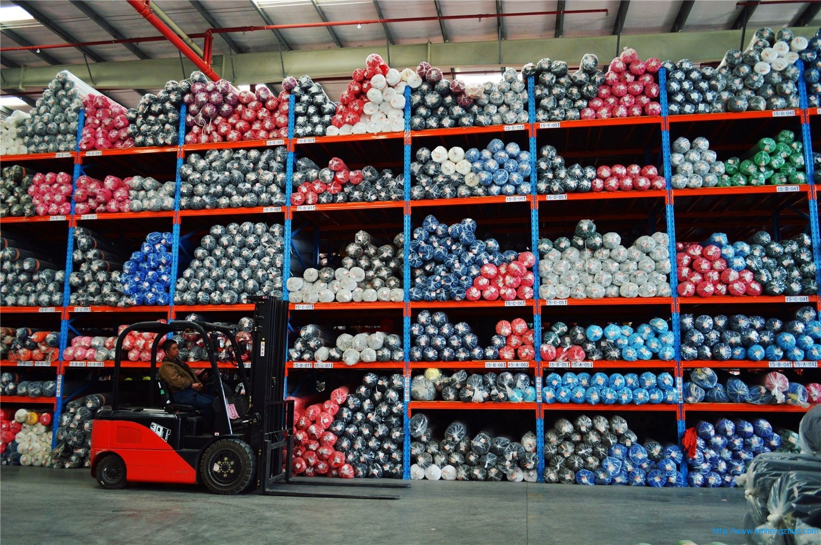 HZ-790型橫梁式貨架    重型高層倉庫貨架應(yīng)用案例