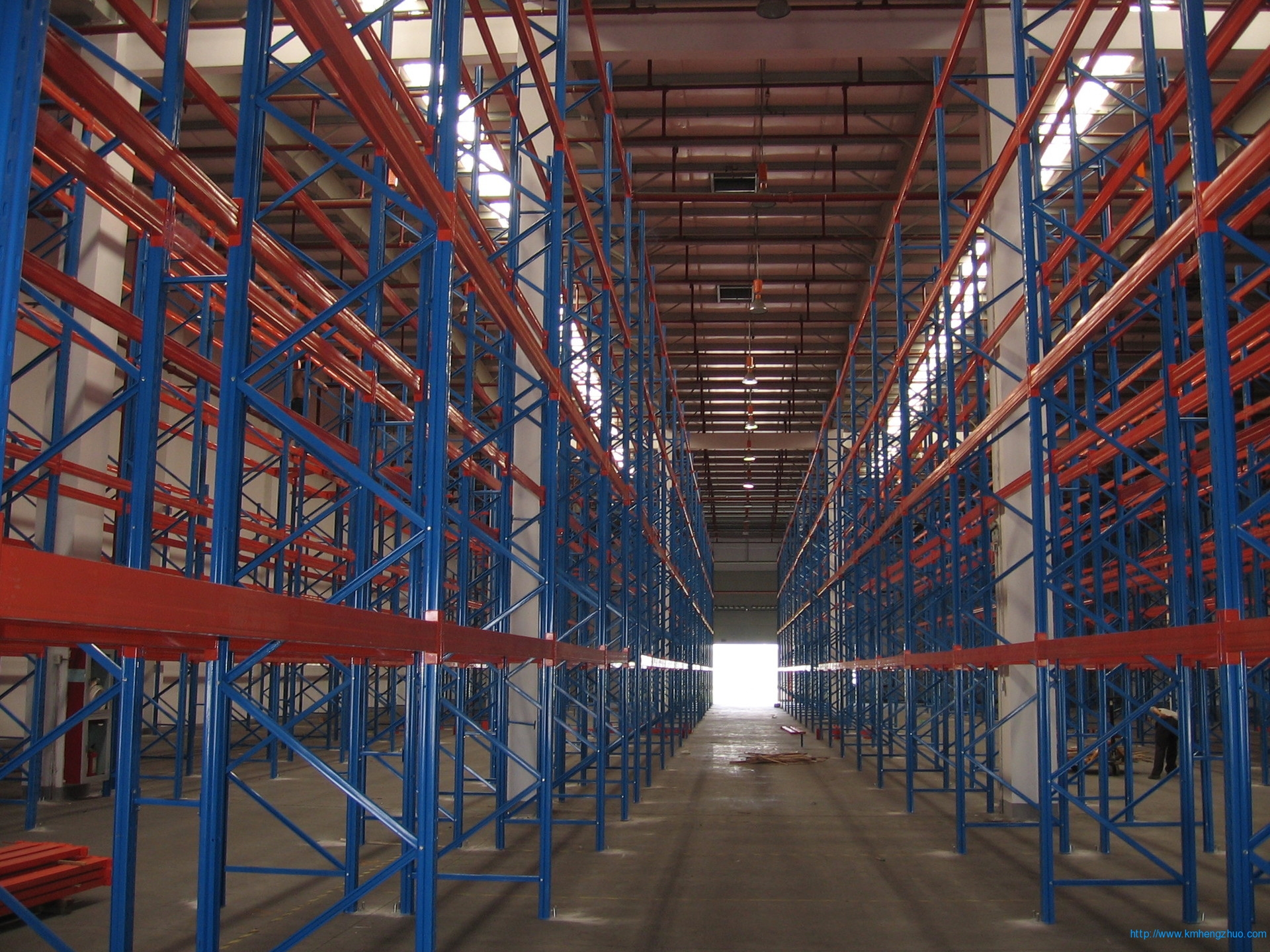 HZ-790型橫梁式貨架    重型高層倉庫貨架應(yīng)用案例