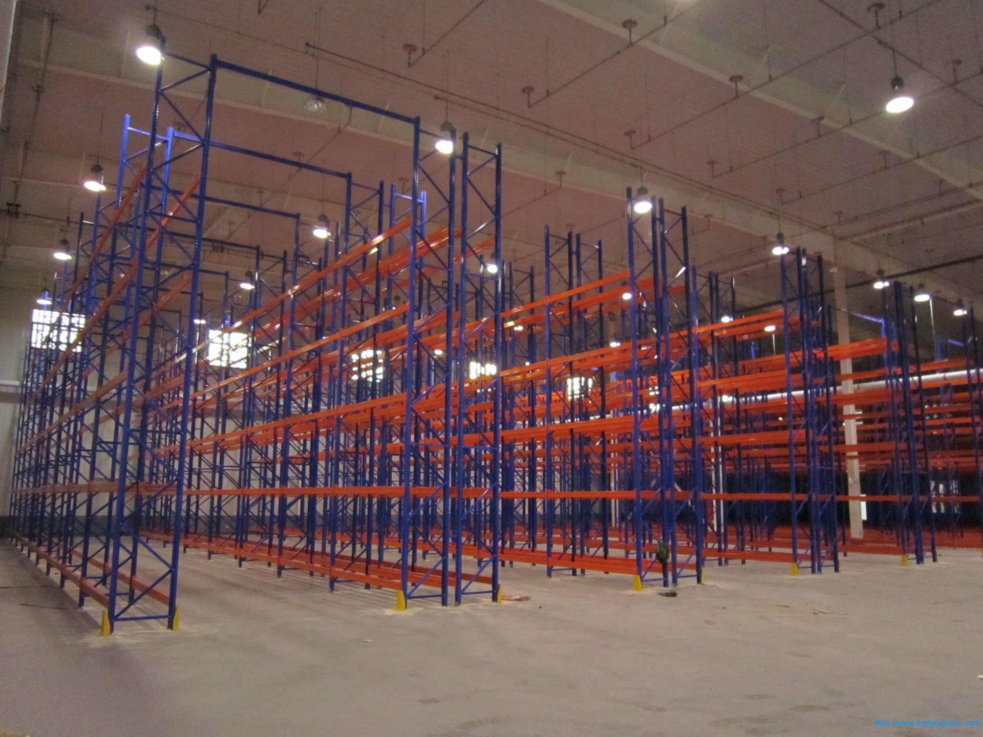 HZ-790型橫梁式貨架    重型高層倉庫貨架應(yīng)用案例