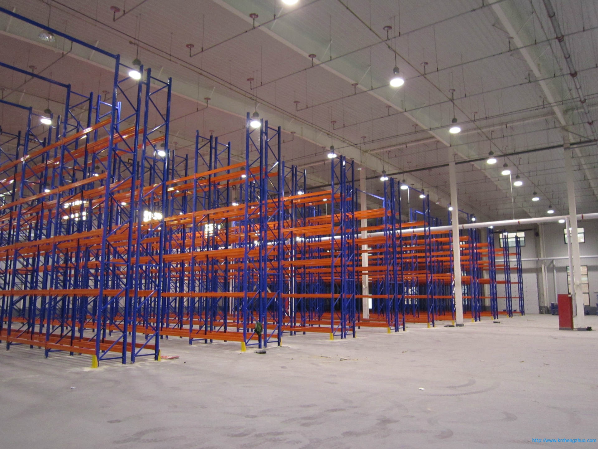 HZ-790型橫梁式貨架    重型高層倉庫貨架應(yīng)用案例