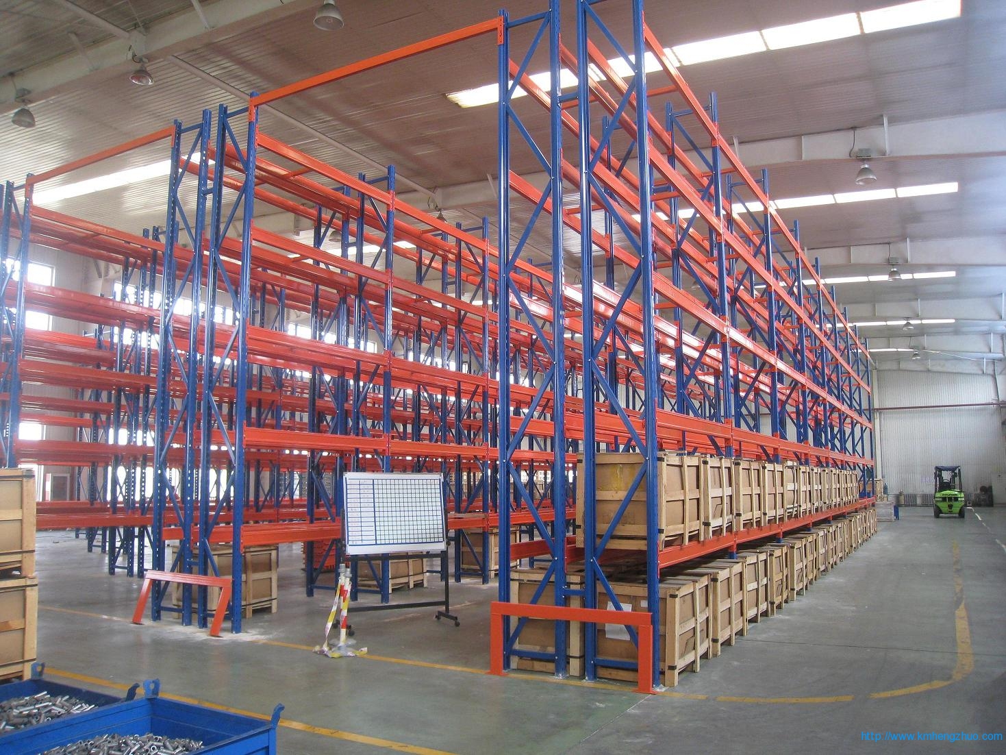 HZ-790型橫梁式貨架    重型高層倉庫貨架應(yīng)用案例